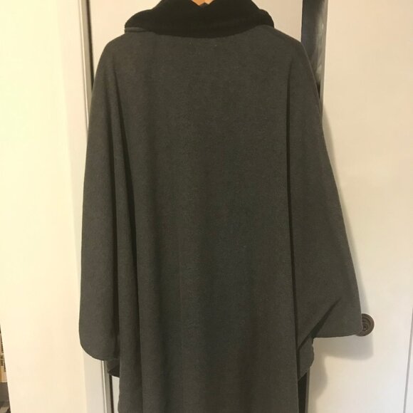 Le Moda Ladies Grey Cape With Faux Fur Collar Size Large - Picture 2 of 2